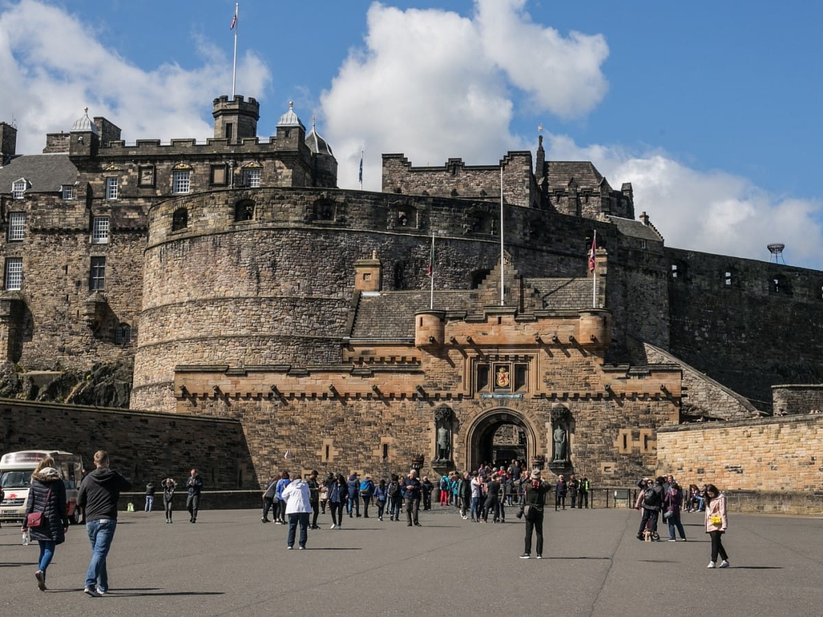 Cheap days out in Scotland for families Edinburgh Castle